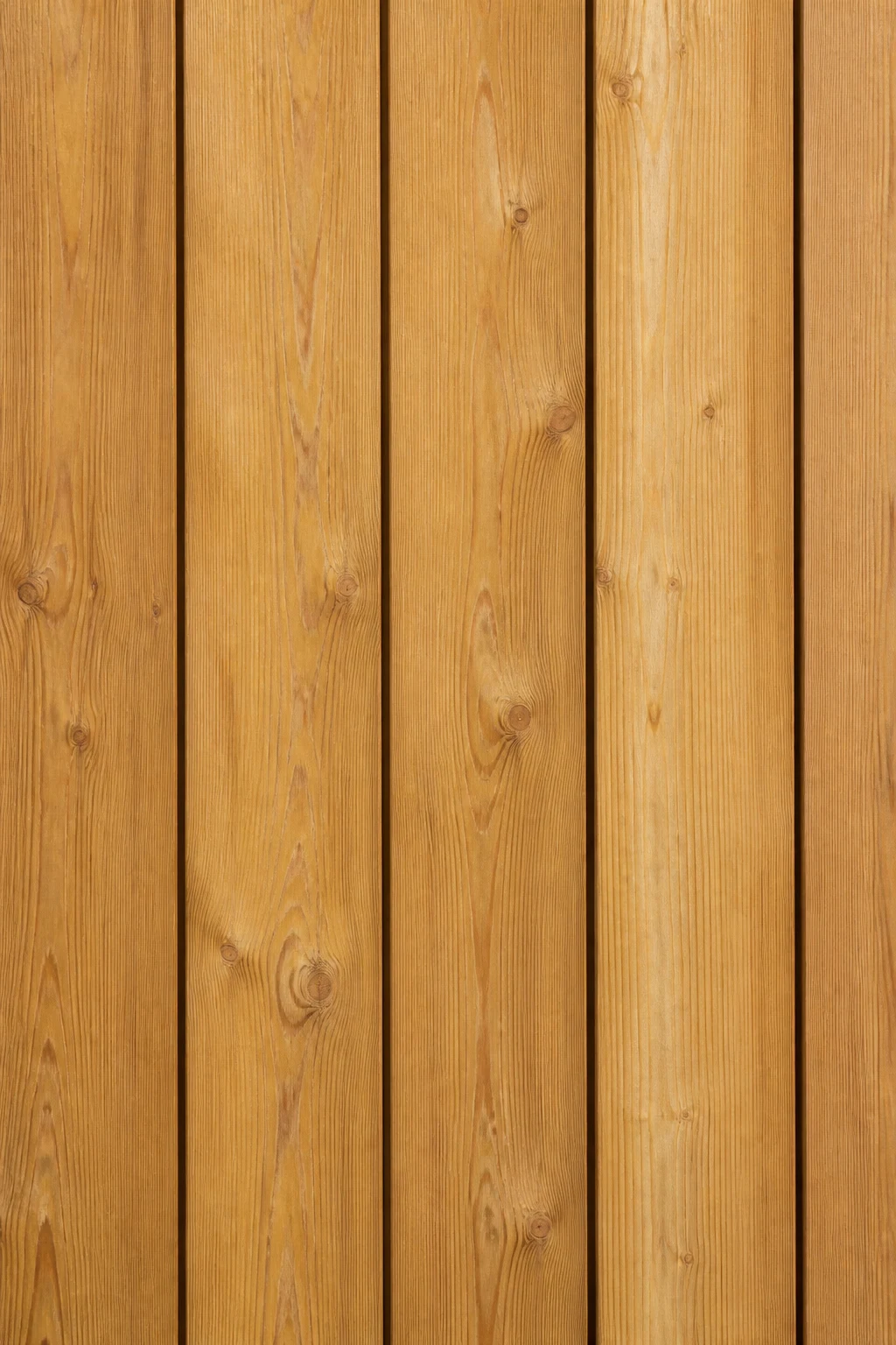 Detail přírodního neopáleného modřínu s výraznou kresbou a suky